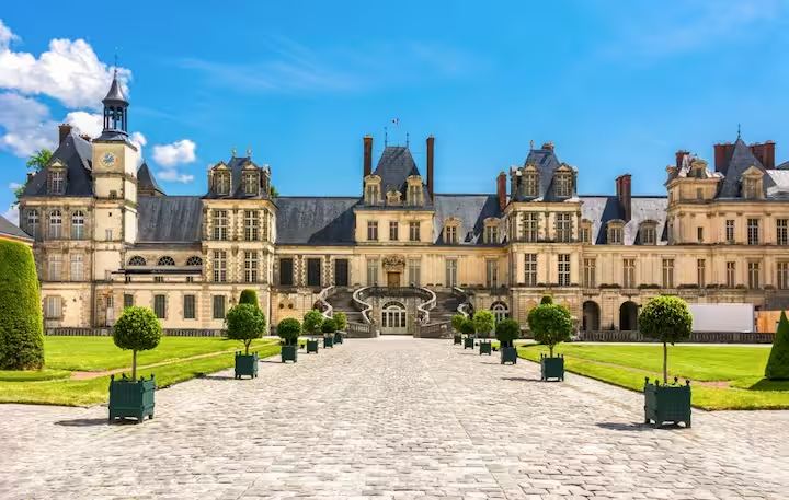 Le château de Fontainebleau et sa cour d’honneur
