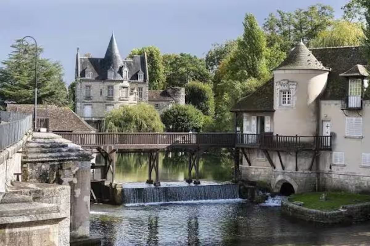 Moret-sur-Loing, le pont et les moulins au bord du Loing